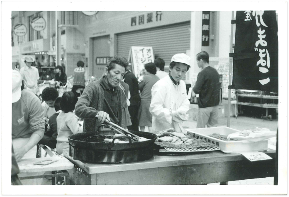 今から約39年前（昭和57年頃）宇和島市内のお祭りでじゃこ天の実演販売をしてる先代社長と現社長