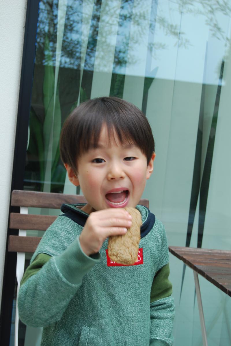 子供がじゃこ天を食べる
