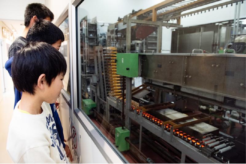 見学するこどもたち